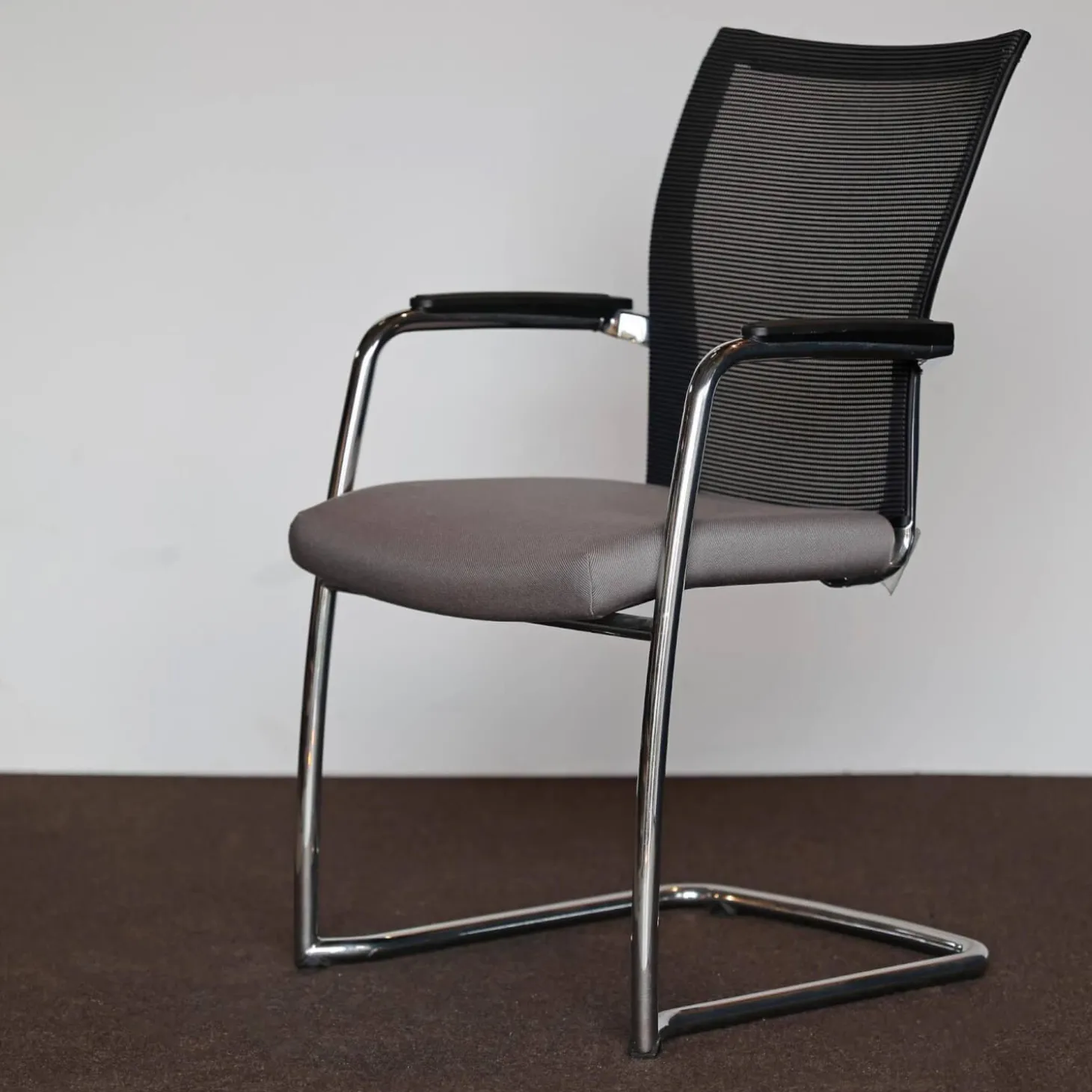 Konferenzsessel Freischwinger Mit Armlehnen Bezug Stoff 31/2000 Silbergrau Verchromt