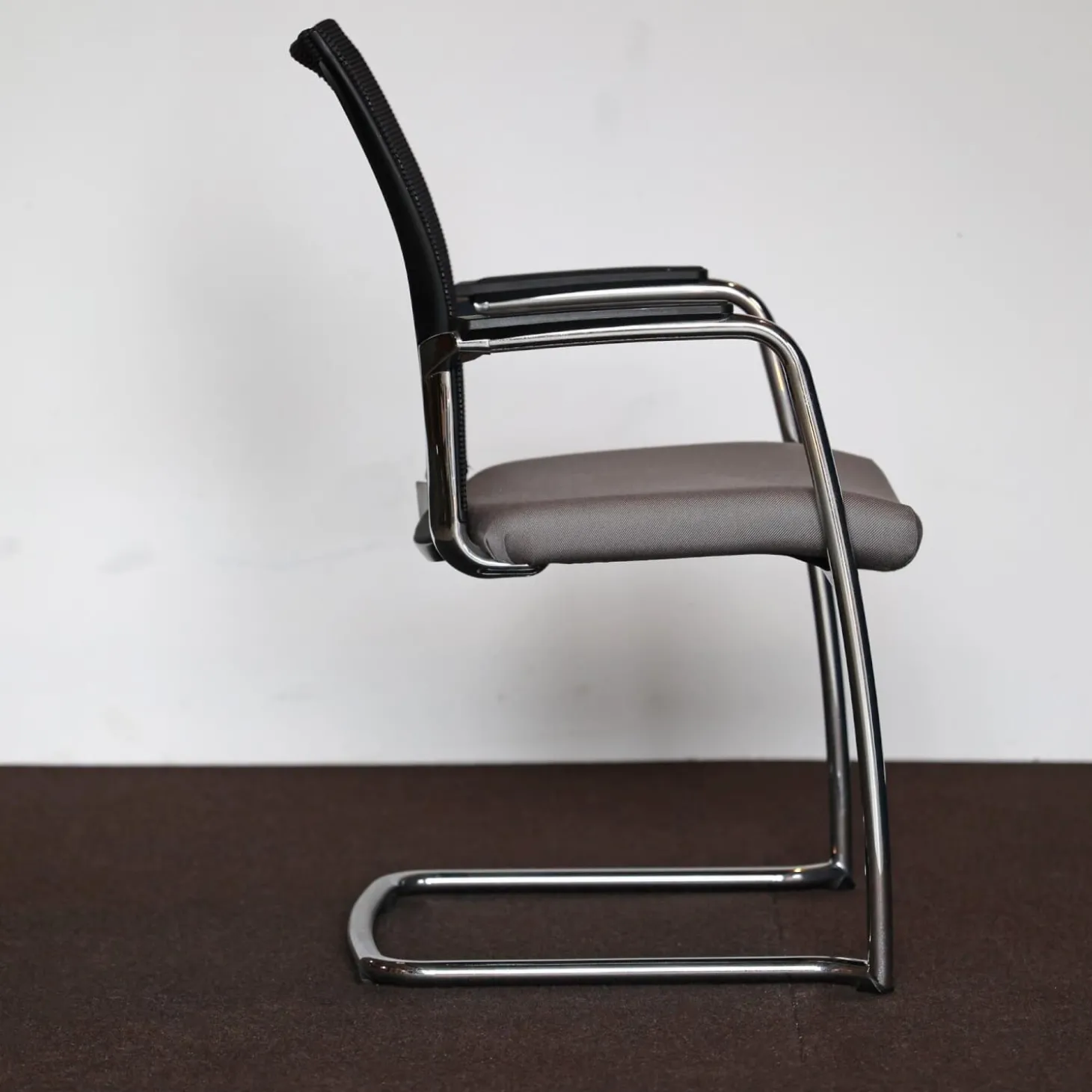 Konferenzsessel Freischwinger Mit Armlehnen Bezug Stoff 31/2000 Silbergrau Verchromt