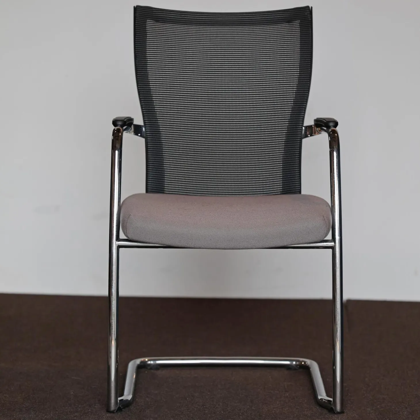 Konferenzsessel Freischwinger Mit Armlehnen Bezug Stoff 31/2000 Silbergrau Verchromt