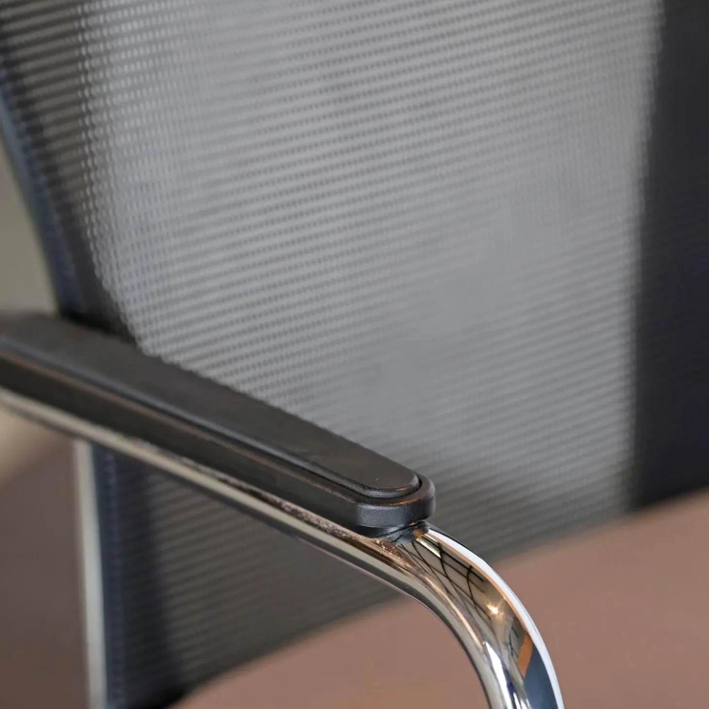 Konferenzsessel Freischwinger Mit Armlehnen Bezug Stoff 31/2000 Silbergrau Verchromt