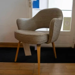 Konferenzstuhl Saarinen Stoff Rivington Beige Gestell Eiche Natur