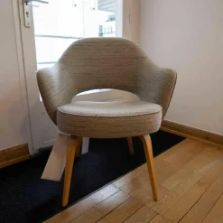 Konferenzstuhl Saarinen Stoff Rivington Beige Gestell Eiche Natur