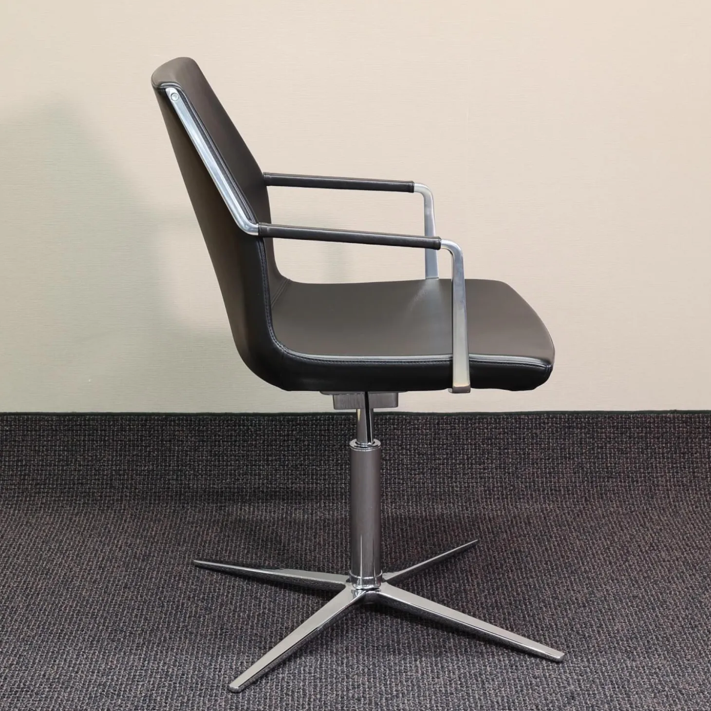 Konferenzstuhl W-Cube 3 Leder Schwarz Gestell Chrom