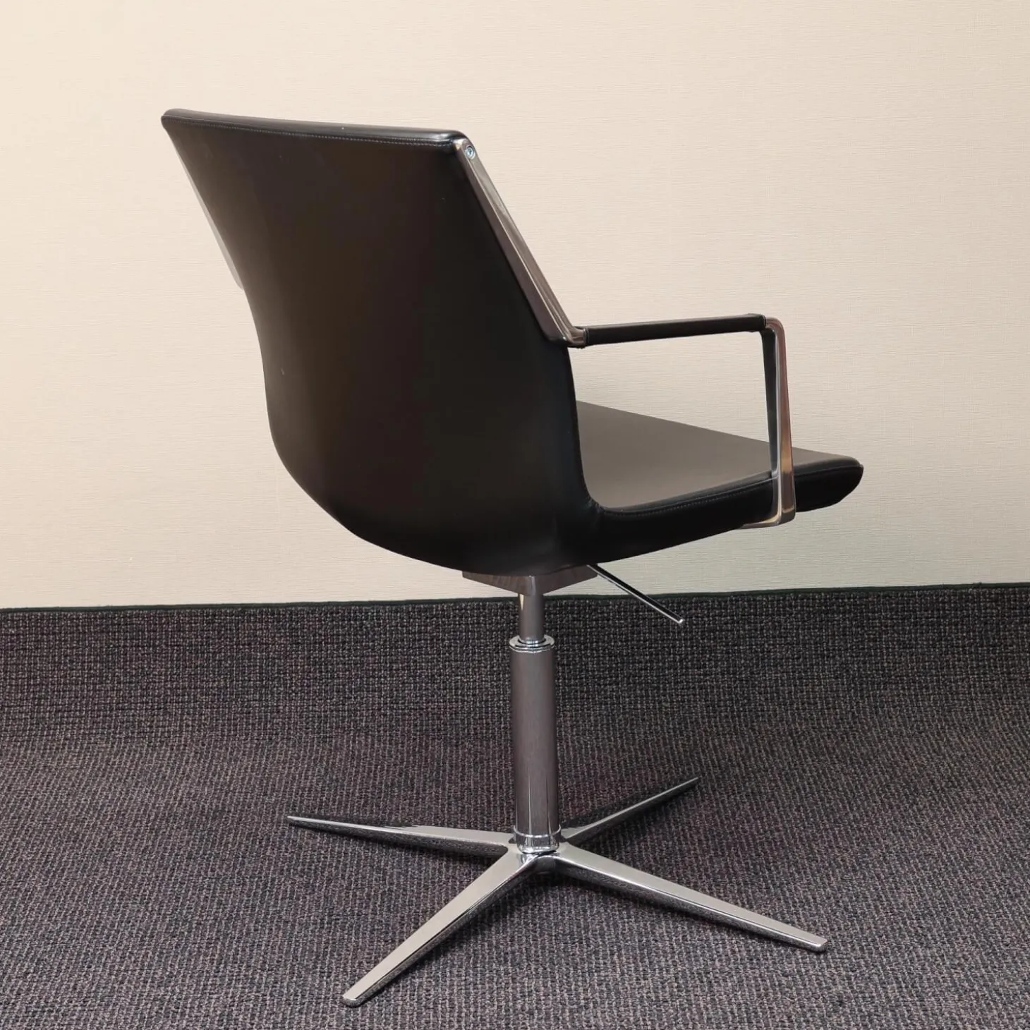 Konferenzstuhl W-Cube 3 Leder Schwarz Gestell Chrom