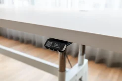 Konferenztisch Level HPL Beschichtet Weiß Fuß Lack Schneeweiß Elektrisch Verstellbar