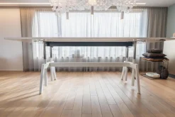 Konferenztisch Level HPL Beschichtet Weiß Fuß Lack Schneeweiß Elektrisch Verstellbar