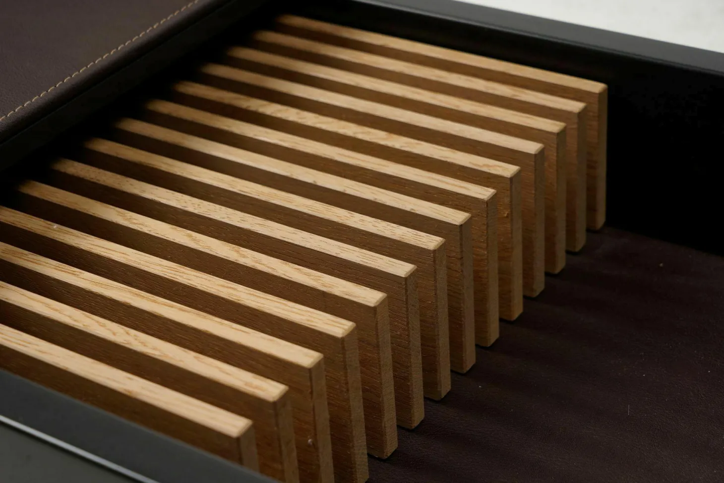 Konsole Hesperide Lack Schieferschwarz Lederauflage Braun Accessoires Eiche Hell Geölt