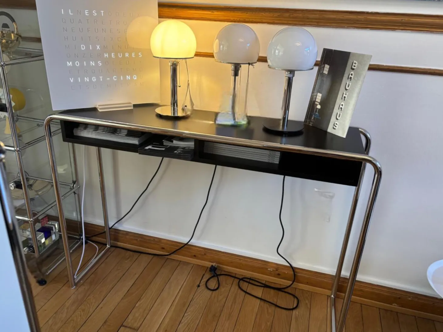 Konsolentisch B 108 Holzkorpus RAL 9005 Lackiert Schwarz Gestell Stahlrohr Verchromt