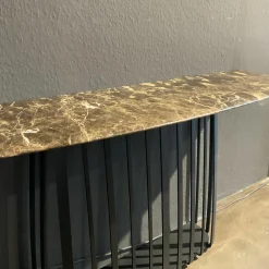 Konsoltisch Basket Platte Stein Emperador Braun Gestell Stahl Tiefschwarz Pulverbeschichtet