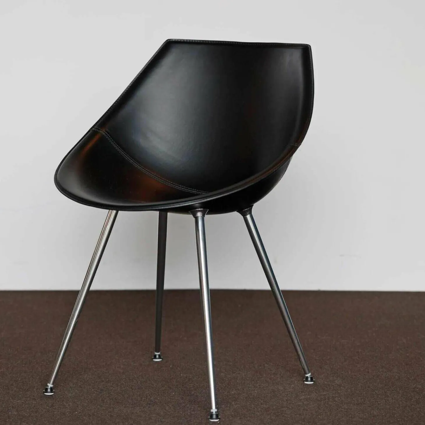 Lago Armlehnstuhl Leder Schwarz Beine Aluminium Poliert Mit Kunststoff-Rundgleitern