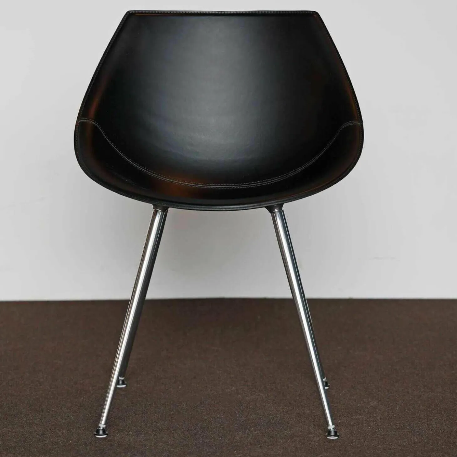 Lago Armlehnstuhl Leder Schwarz Beine Aluminium Poliert Mit Kunststoff-Rundgleitern