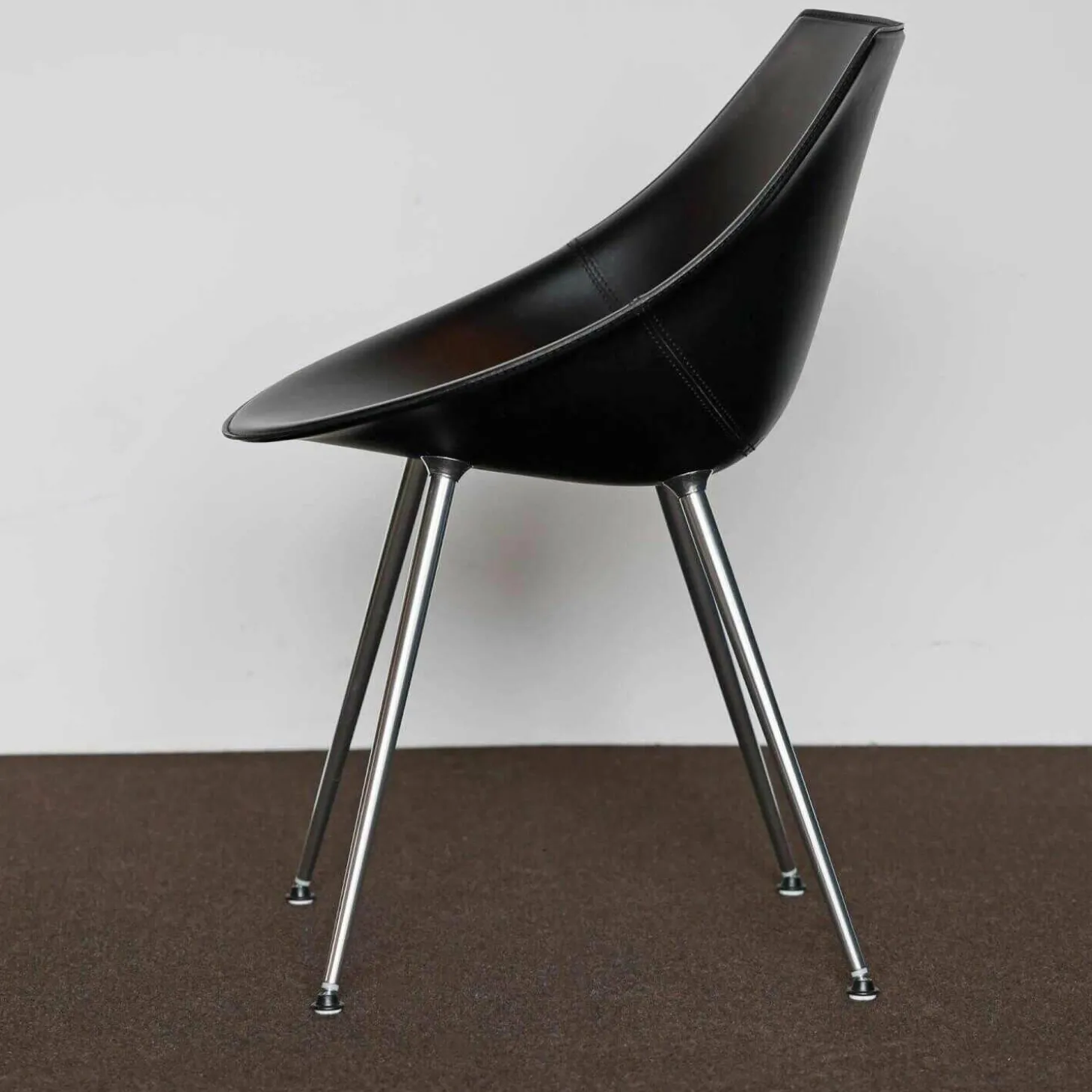 Lago Armlehnstuhl Leder Schwarz Beine Aluminium Poliert Mit Kunststoff-Rundgleitern