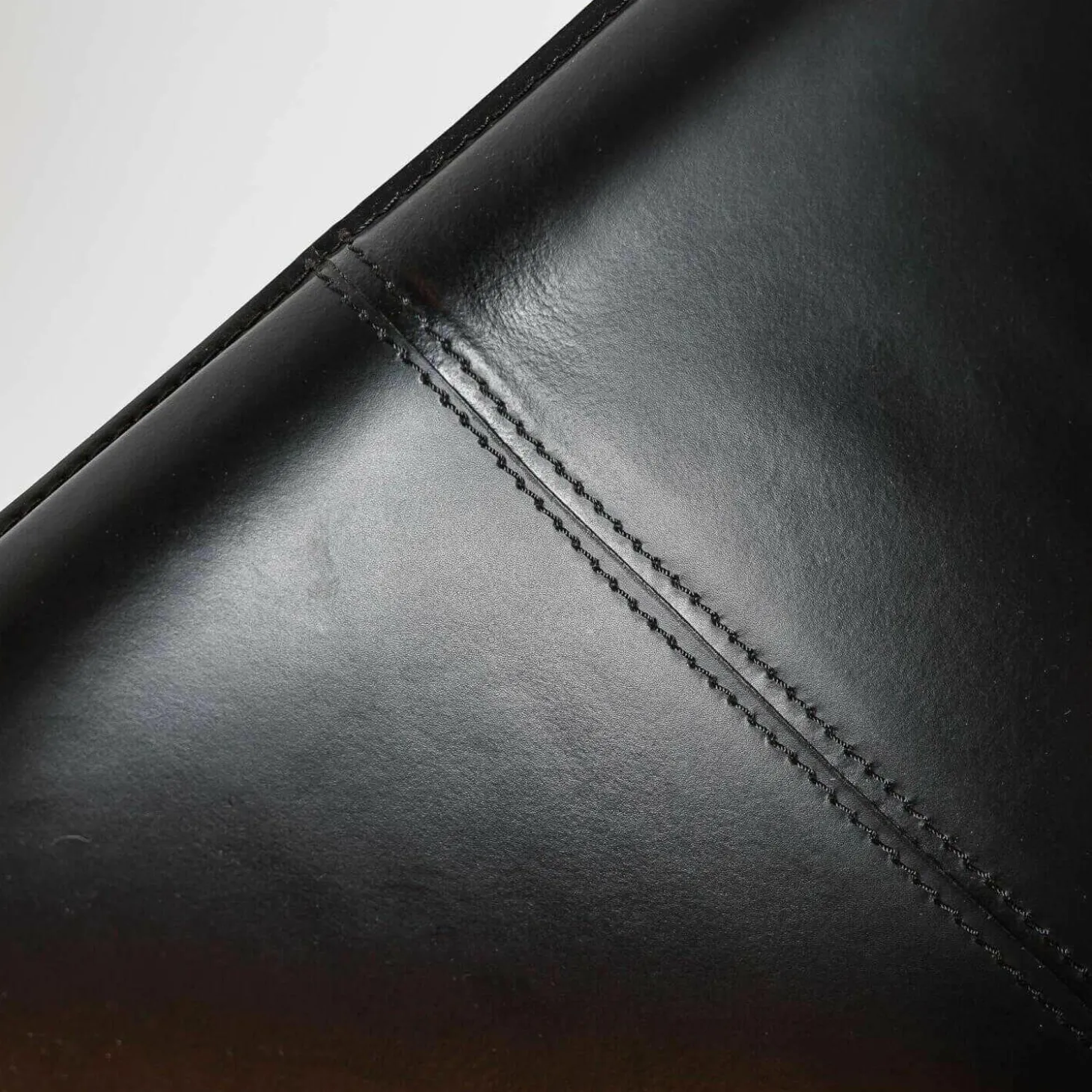 Lago Armlehnstuhl Leder Schwarz Beine Aluminium Poliert Mit Kunststoff-Rundgleitern