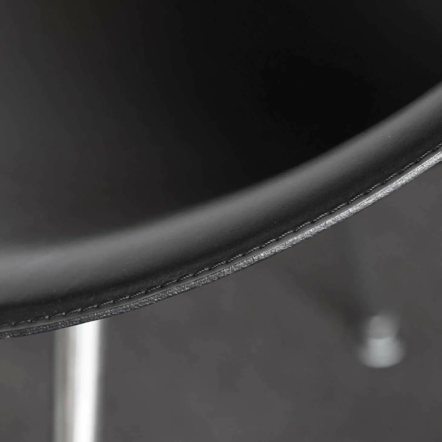 Lago Armlehnstuhl Leder Schwarz Beine Aluminium Poliert Mit Kunststoff-Rundgleitern