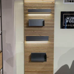 Lamellenpaneel Yonna Kerneiche Natur Gebürstet Mit 4 Regalböden Metall Anthrazit Und Beleuchtung