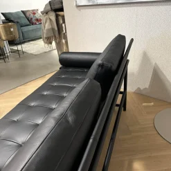 Liege Campus de Luxe Leder Galaxy Schwarz Gestell Metall Schwarz Matt Inklusive Nackenrolle