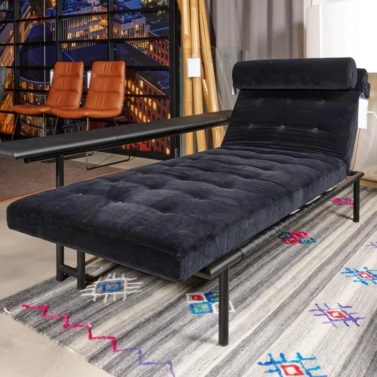 Liege Campus De Luxe Stoff City Velvet Schwarz Rücken Und Applikationen Leder Galaxy Schwarz Mit Rückenkissen