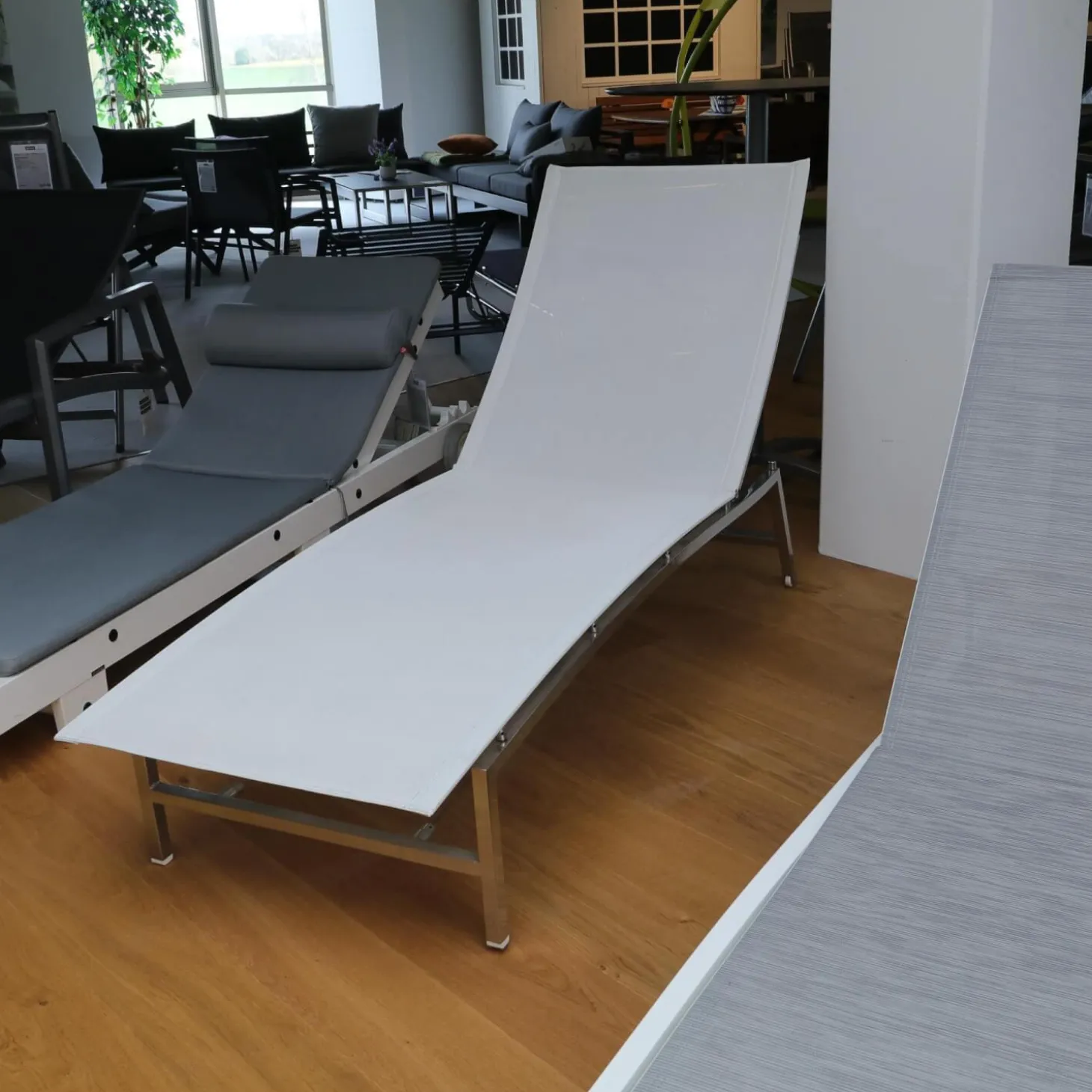 Liege Ocean Club Bezug Gewebe Batyline Weiß Gestell Edelstahl Poliert Verstellbar