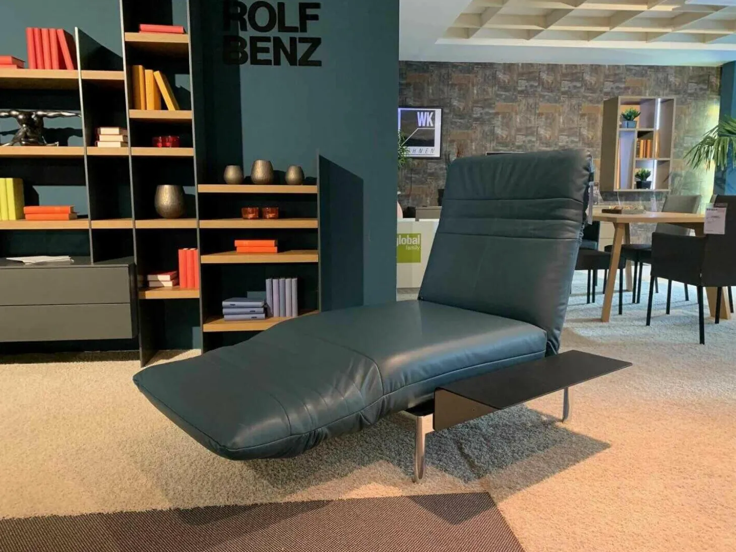 Longchair Plura Leder 40.016 Blaugrün Fuß Glanzchrom mit Zubehör