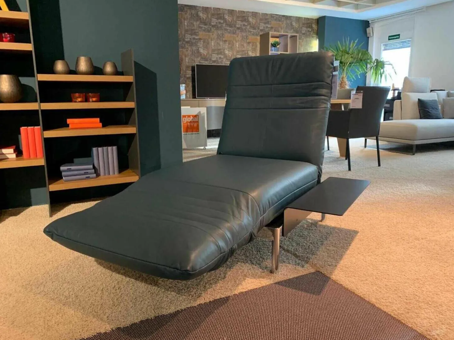 Longchair Plura Leder 40.016 Blaugrün Fuß Glanzchrom mit Zubehör