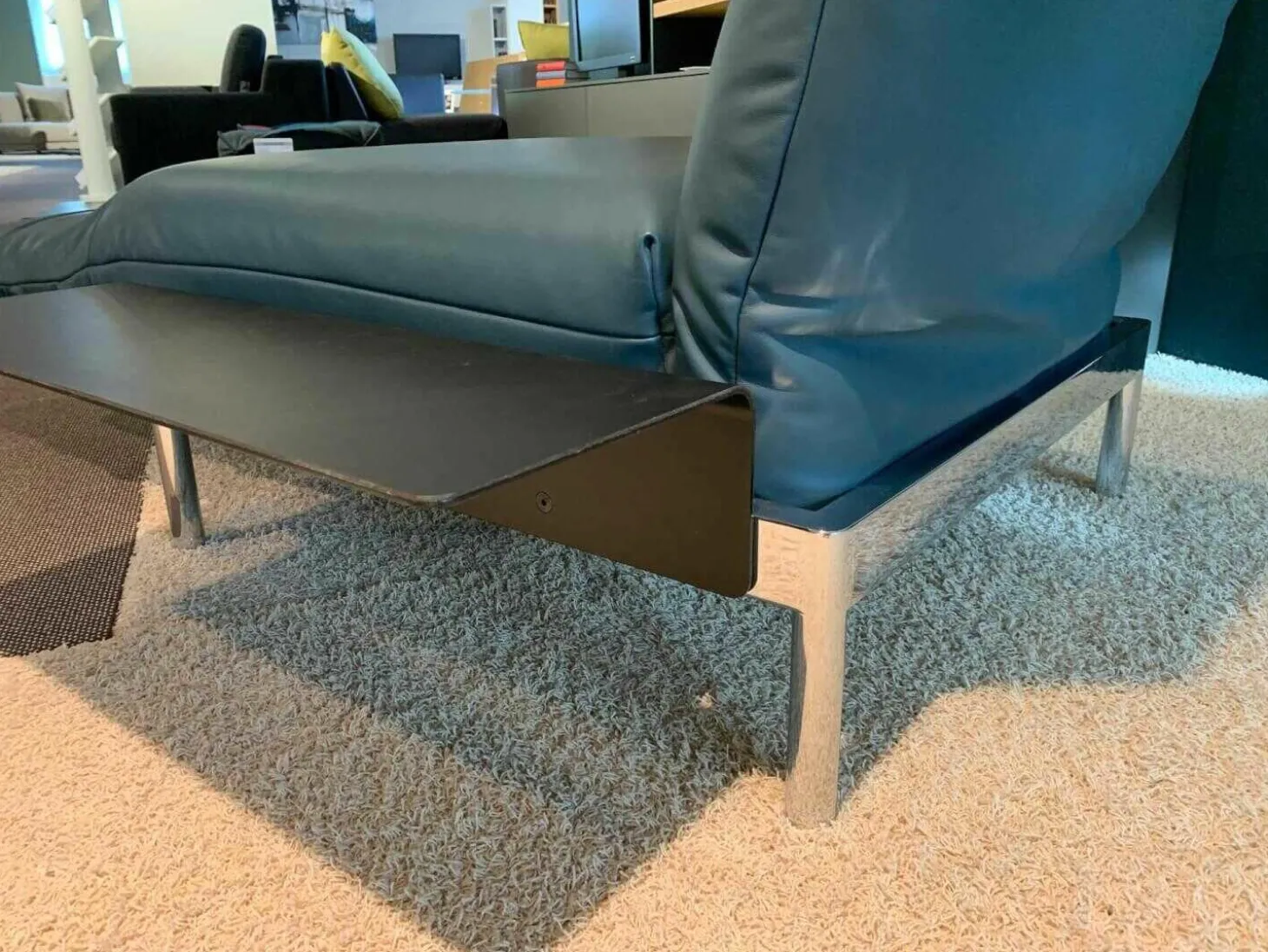 Longchair Plura Leder 40.016 Blaugrün Fuß Glanzchrom mit Zubehör