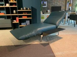 Longchair Plura Leder 40.016 Blaugrün Fuß Glanzchrom mit Zubehör