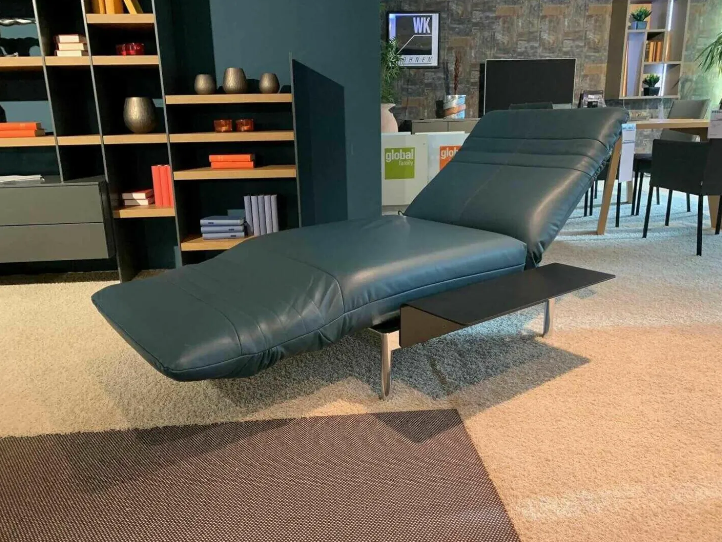 Longchair Plura Leder 40.016 Blaugrün Fuß Glanzchrom mit Zubehör