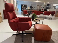 Lounge Sessel Faye Casual Stoff Rohi Credo Lampion Rot 4 Fuß Sterngestell Drehbar Struktur Schwarz mit Hocker