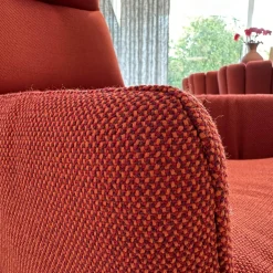 Lounge Sessel Faye Casual Stoff Rohi Credo Lampion Rot 4 Fuß Sterngestell Drehbar Struktur Schwarz mit Hocker