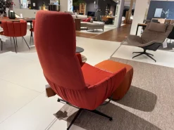 Lounge Sessel Faye Casual Stoff Rohi Credo Lampion Rot 4 Fuß Sterngestell Drehbar Struktur Schwarz mit Hocker