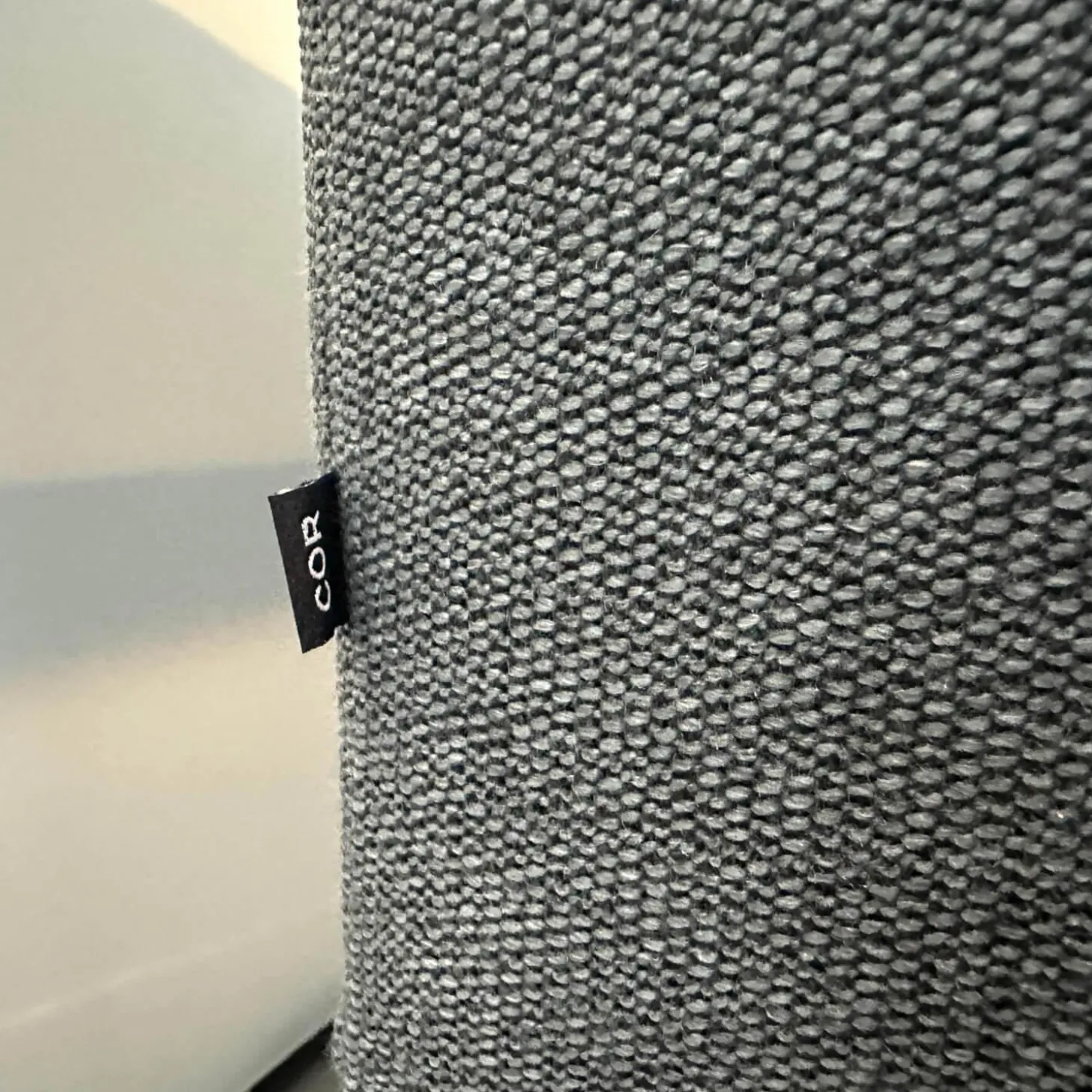 Lounge Sofa Mell Stoff 9131 Anthrazit Gestell M20 Schwarz Lackiert Inklusive Kissen Und Rolle