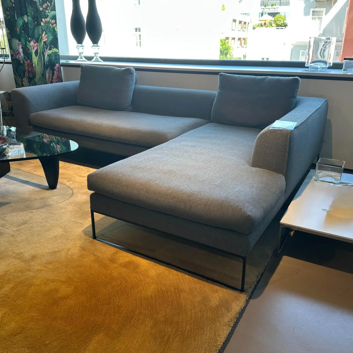 Lounge Sofa Mell Stoff 9131 Anthrazit Gestell M20 Schwarz Lackiert Inklusive Kissen Und Rolle