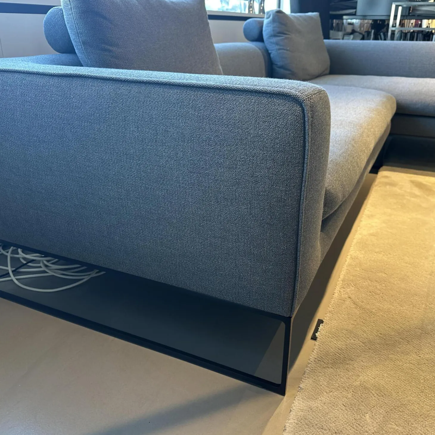 Lounge Sofa Mell Stoff 9131 Anthrazit Gestell M20 Schwarz Lackiert Inklusive Kissen Und Rolle