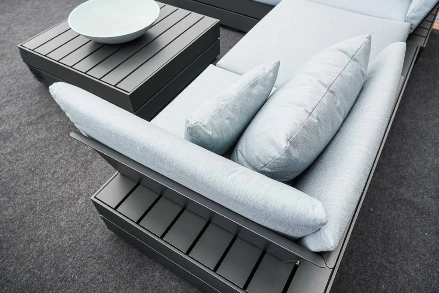 Loungegruppe Boxx Polster Stoff Bombay Deluxe Pastel Blue Blau Gestell Aluminium Anthrazit Inklusive Tisch