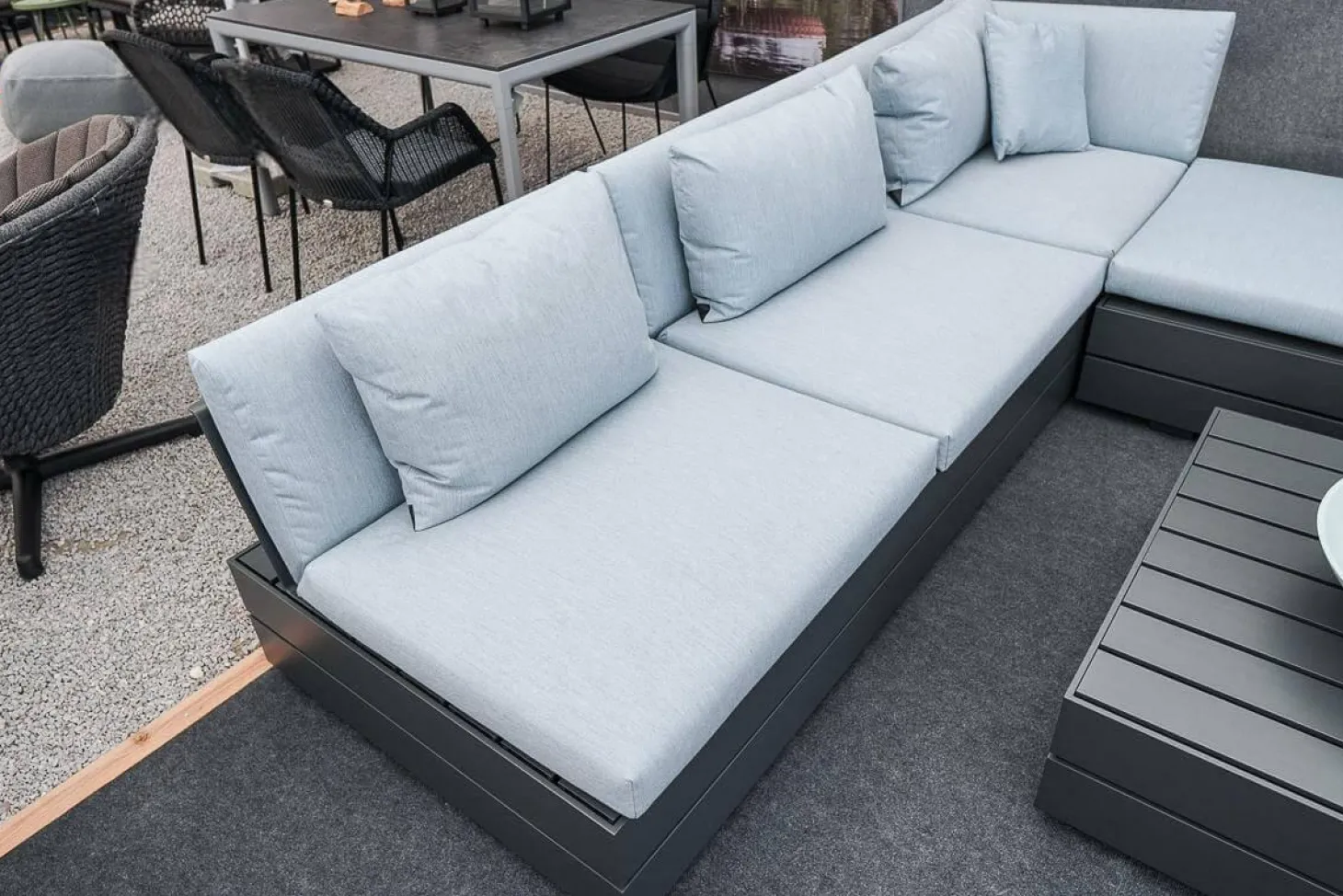 Loungegruppe Boxx Polster Stoff Bombay Deluxe Pastel Blue Blau Gestell Aluminium Anthrazit Inklusive Tisch