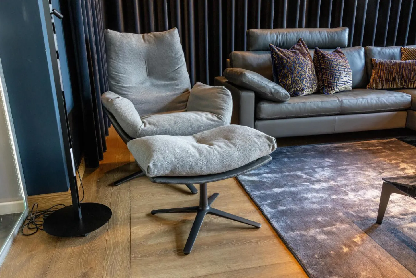 Loungesessel Cordia Stoff 9129 Stahl Grau Leder 171 Anthrazit Niedriger Rücken mit Hocker