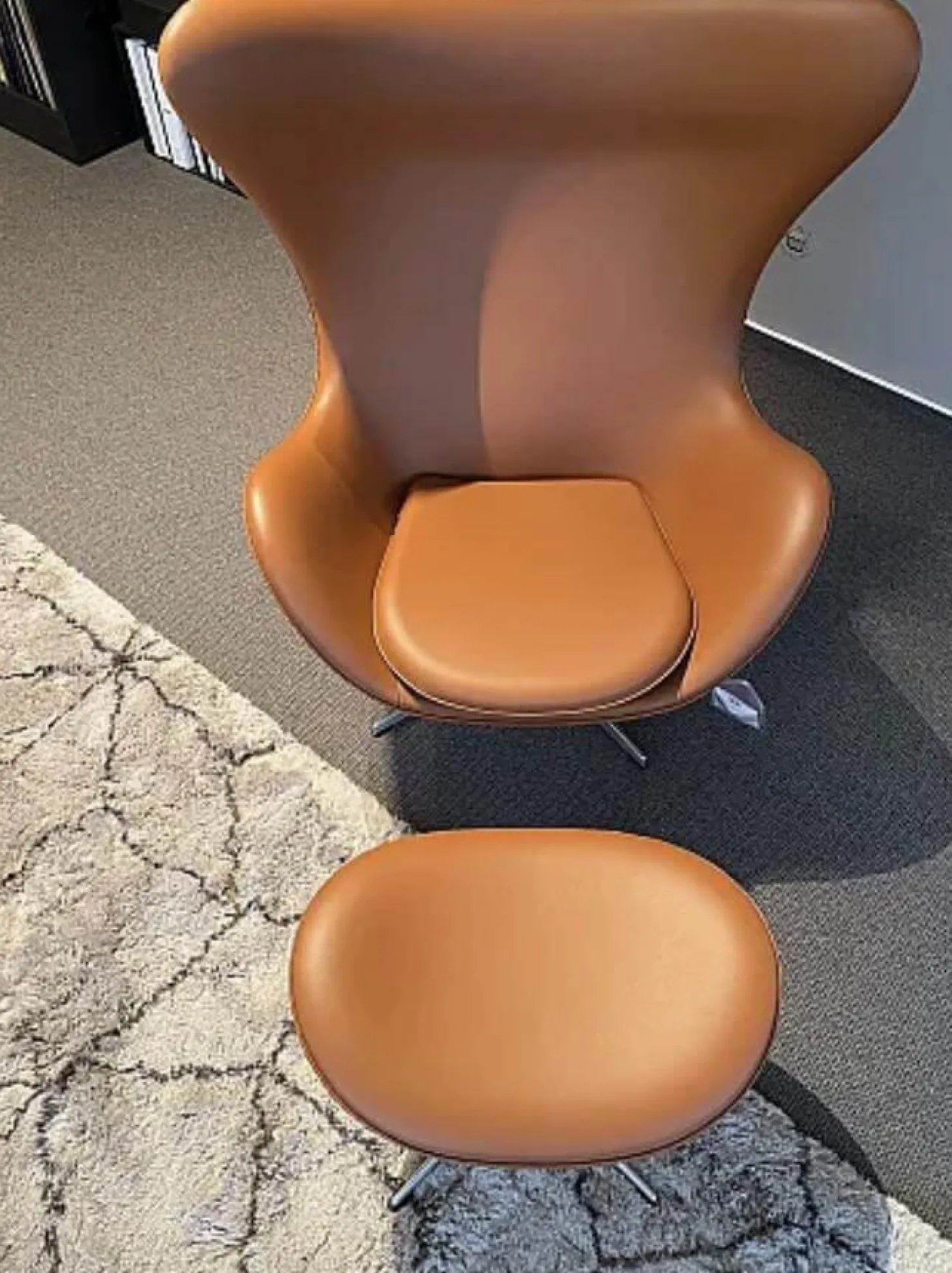 Loungesessel Ei Leder Essential Walnuss Braun Gestell Aluminium Gebürstet Mit Hocker