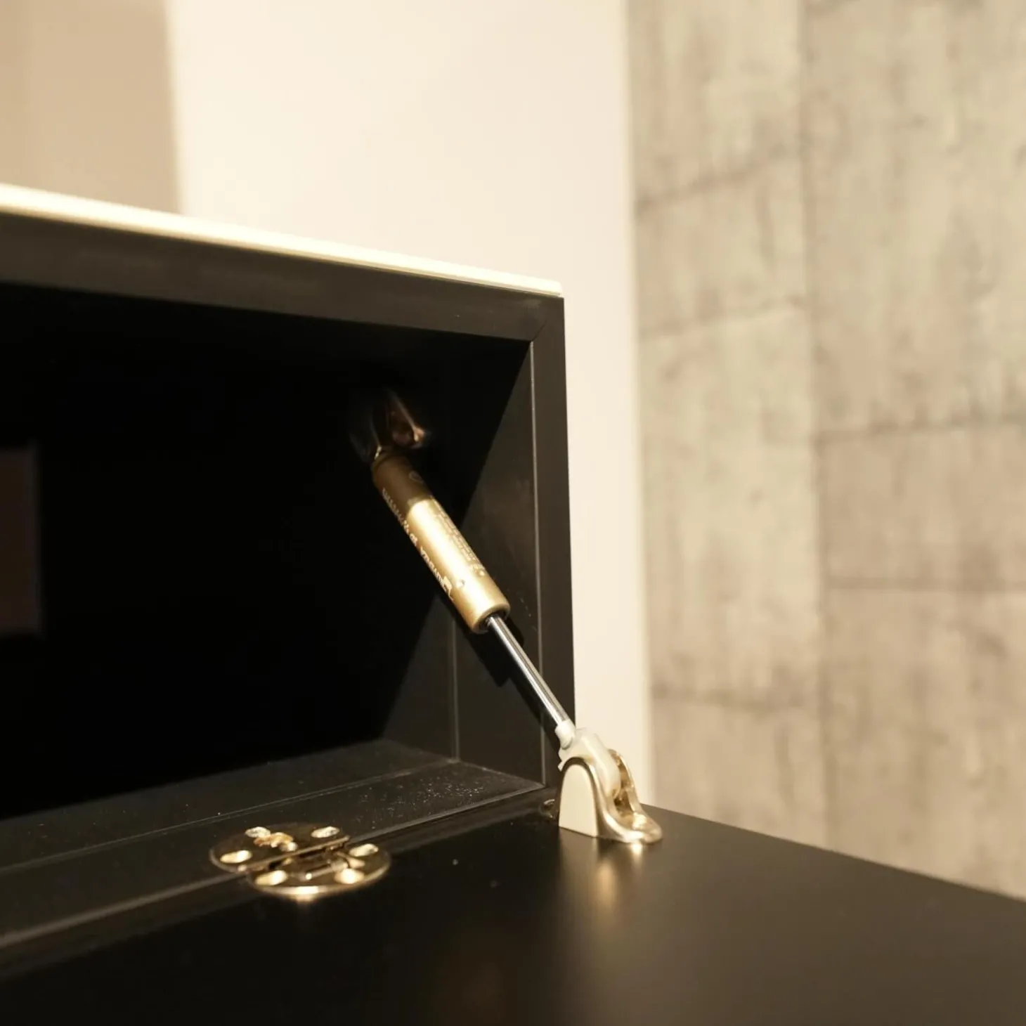 Lowboard BR 1503 Brick Glas Snow Weiß Lackiert Mit Soundsockel Und Lautsprecher Ohne Fernseher