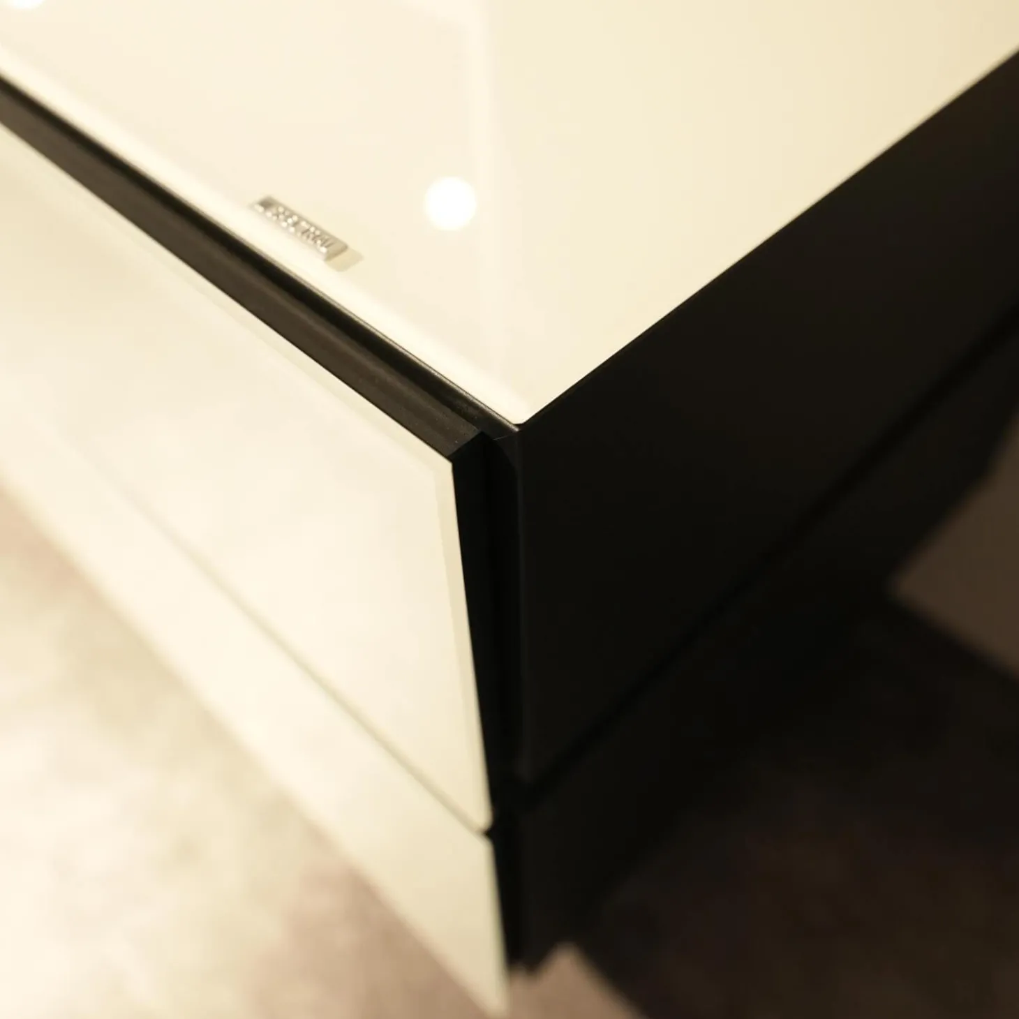 Lowboard BR 1503 Brick Glas Snow Weiß Lackiert Mit Soundsockel Und Lautsprecher Ohne Fernseher