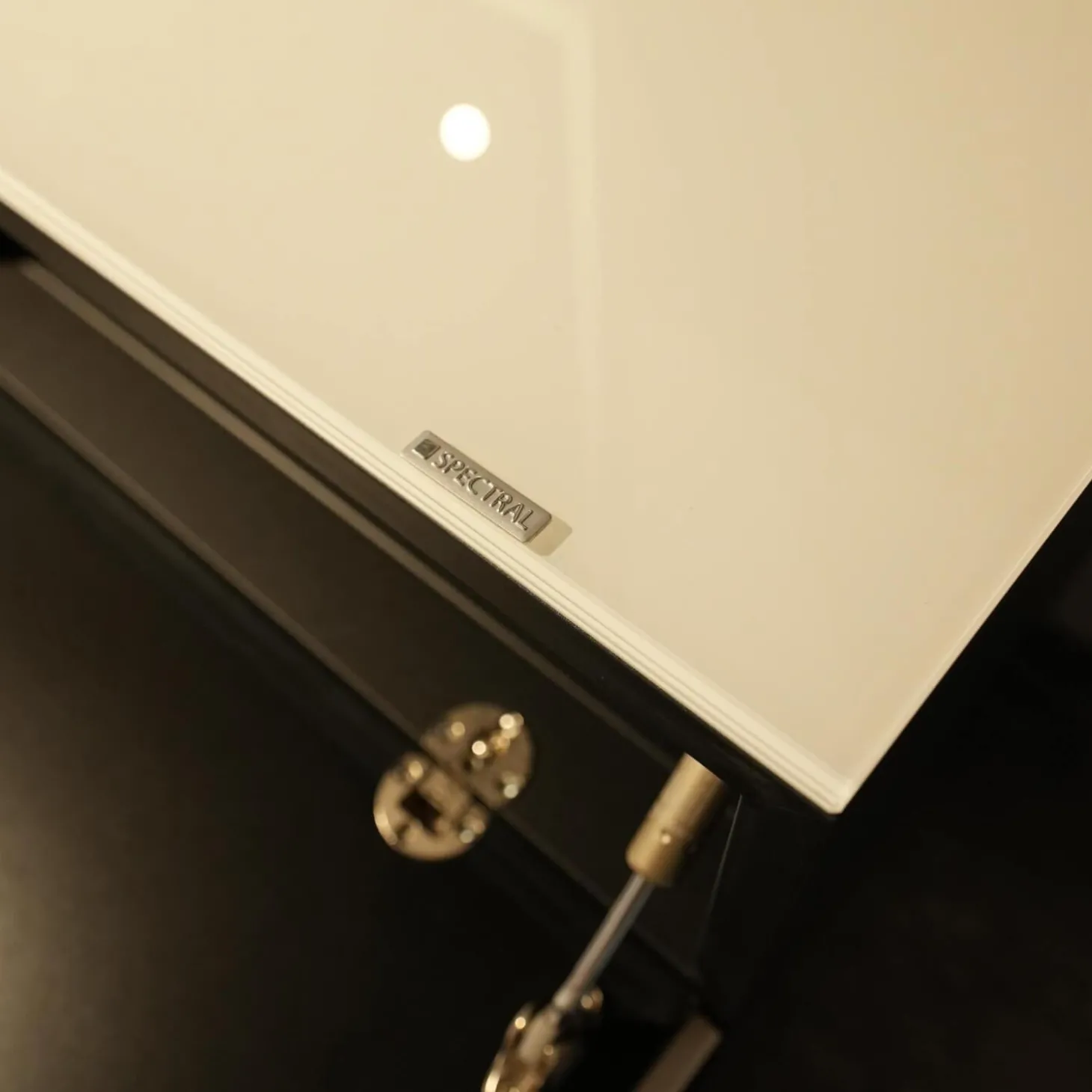 Lowboard BR 1503 Brick Glas Snow Weiß Lackiert Mit Soundsockel Und Lautsprecher Ohne Fernseher