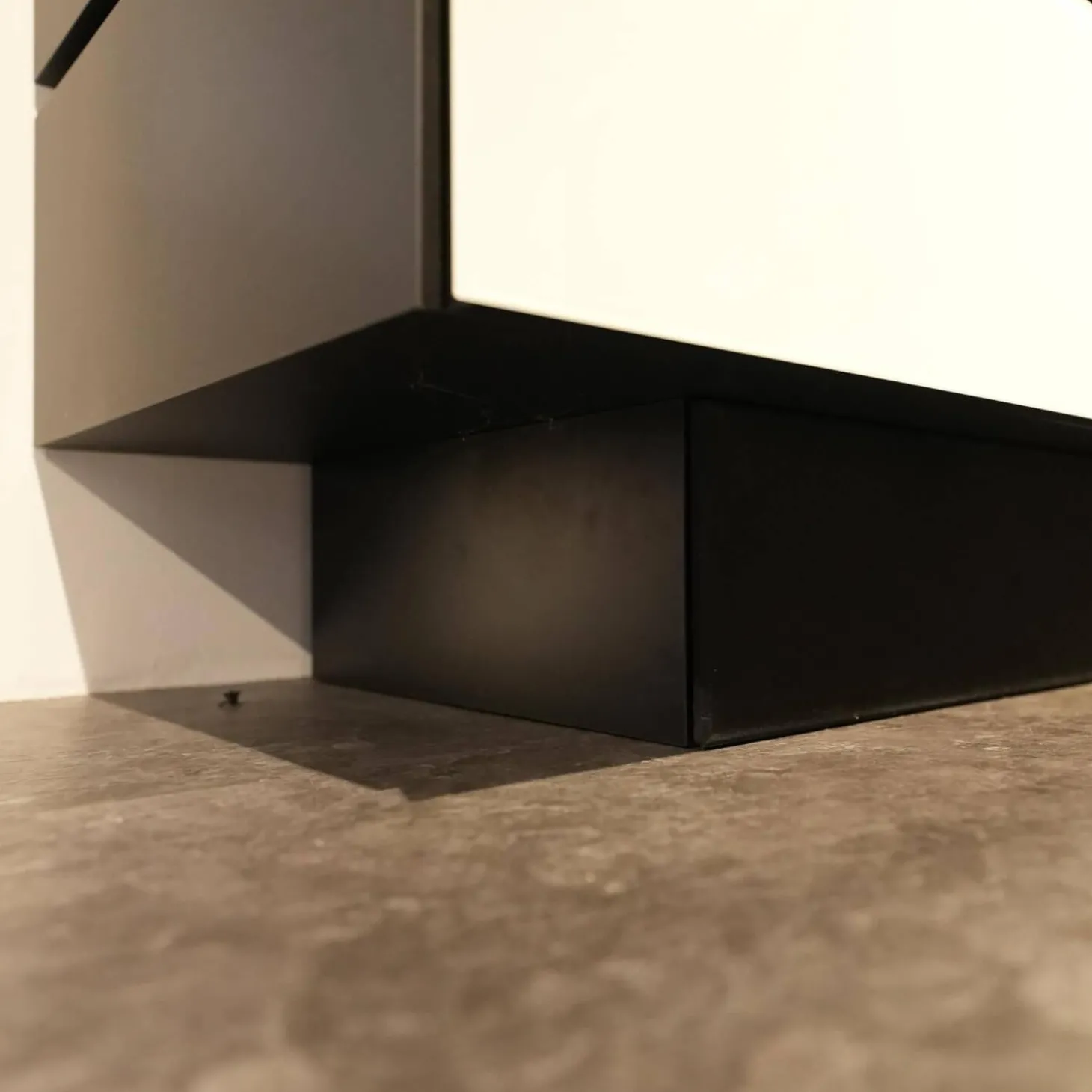 Lowboard BR 1503 Brick Glas Snow Weiß Lackiert Mit Soundsockel Und Lautsprecher Ohne Fernseher