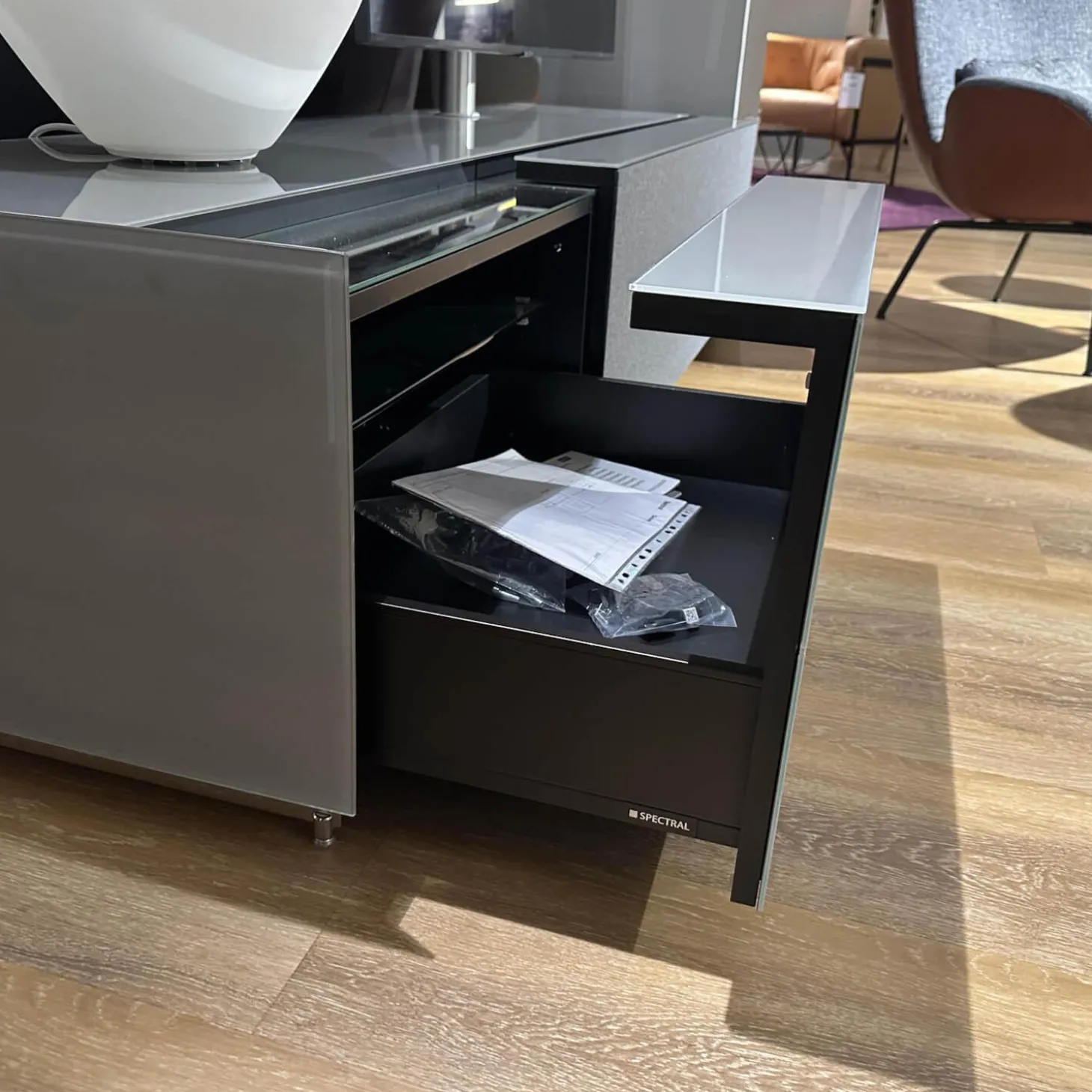 Lowboard Cocoon Glas Cement Grau Stofffront Graphite Grau Inklusive TV-Halterung