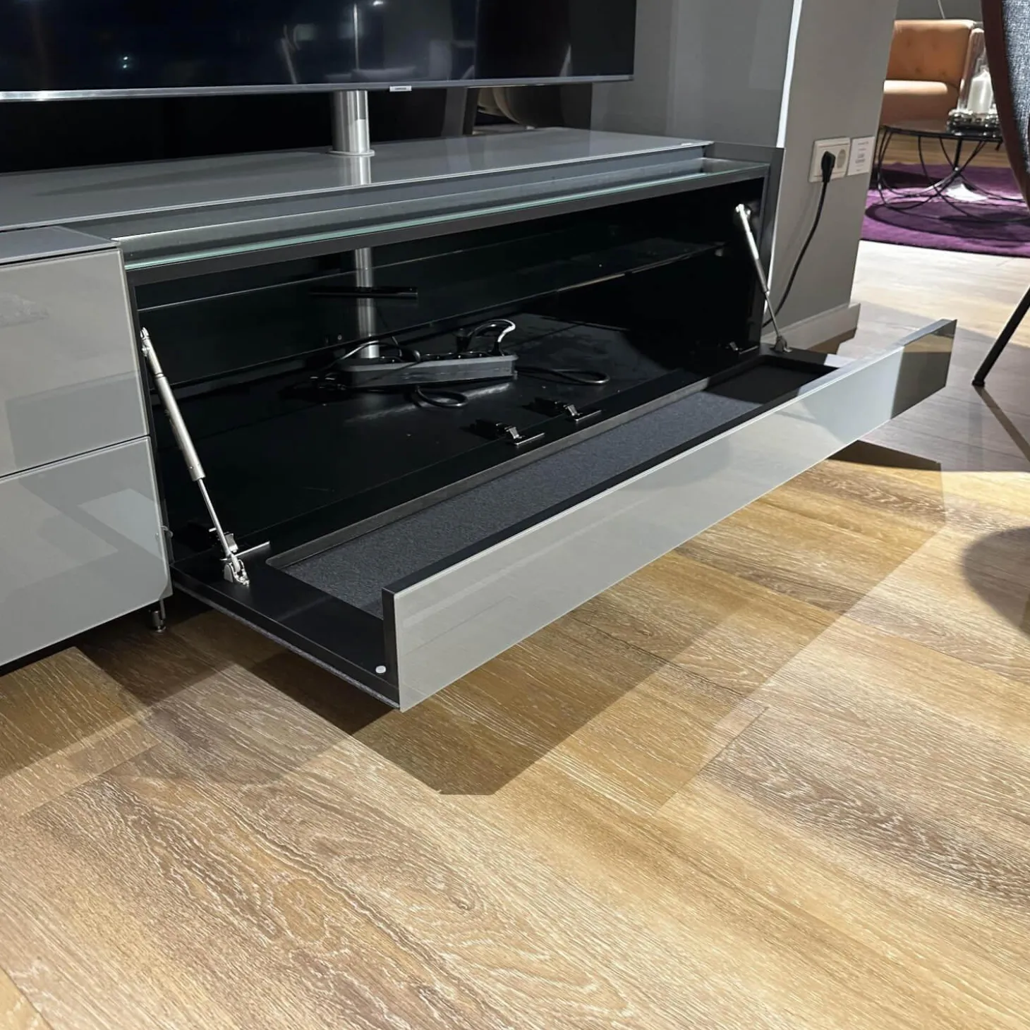 Lowboard Cocoon Glas Cement Grau Stofffront Graphite Grau Inklusive TV-Halterung