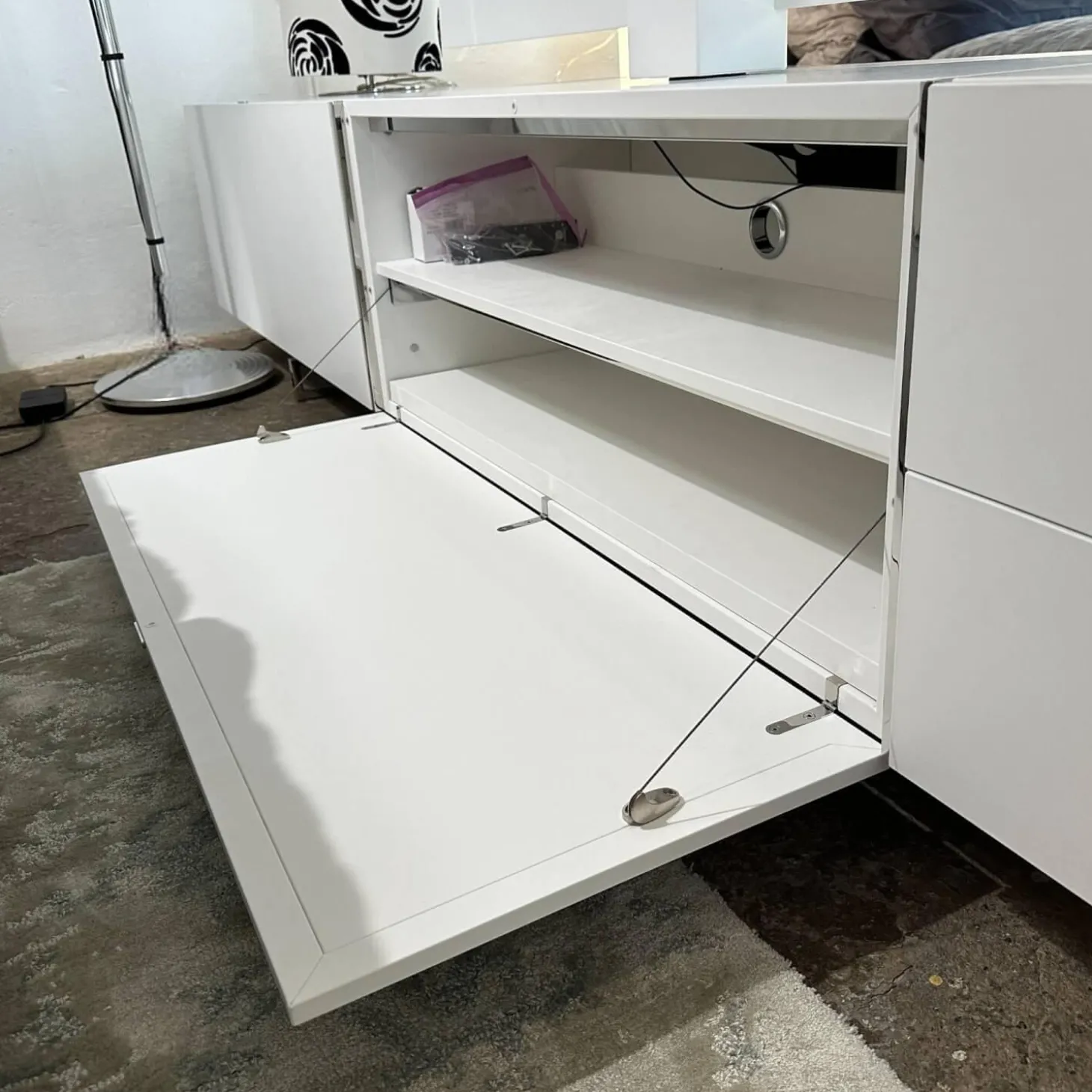 Lowboard Matrix Leder Weiß 13 Inklusive TV Einsatz Mit Kadelabdeckung