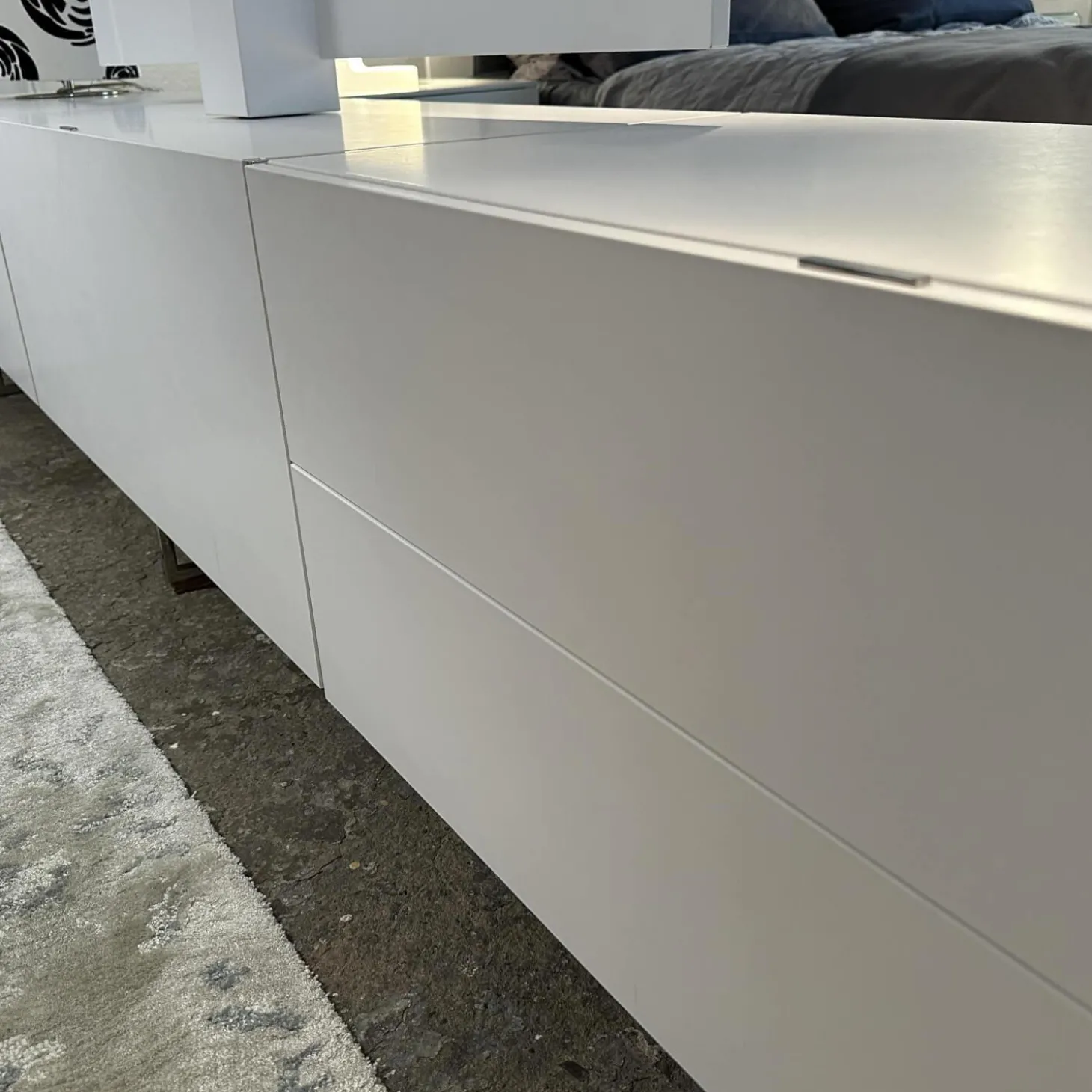 Lowboard Matrix Leder Weiß 13 Inklusive TV Einsatz Mit Kadelabdeckung