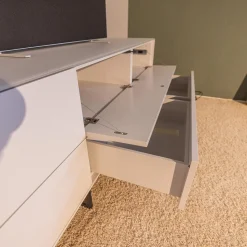 Lowboard mit Wandpaneelen WK 418 Zola Platte Glas Lackiert 407 Front Glattlack Steingrau Kufe Schwarz