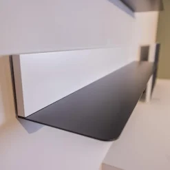 Lowboard mit Wandpaneelen WK 418 Zola Platte Glas Lackiert 407 Front Glattlack Steingrau Kufe Schwarz