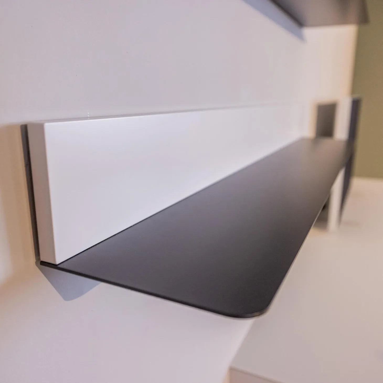 Lowboard mit Wandpaneelen WK 418 Zola Platte Glas Lackiert 407 Front Glattlack Steingrau Kufe Schwarz