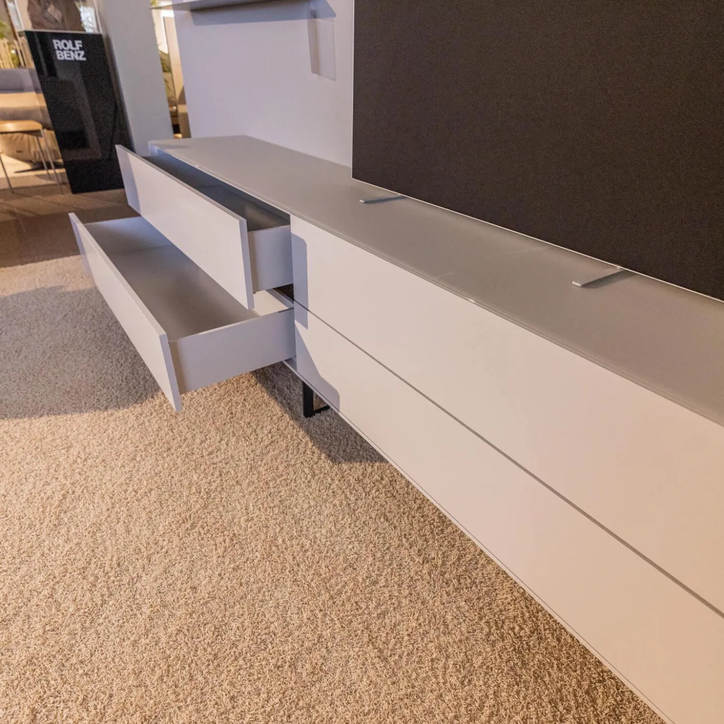 Lowboard mit Wandpaneelen WK 418 Zola Platte Glas Lackiert 407 Front Glattlack Steingrau Kufe Schwarz