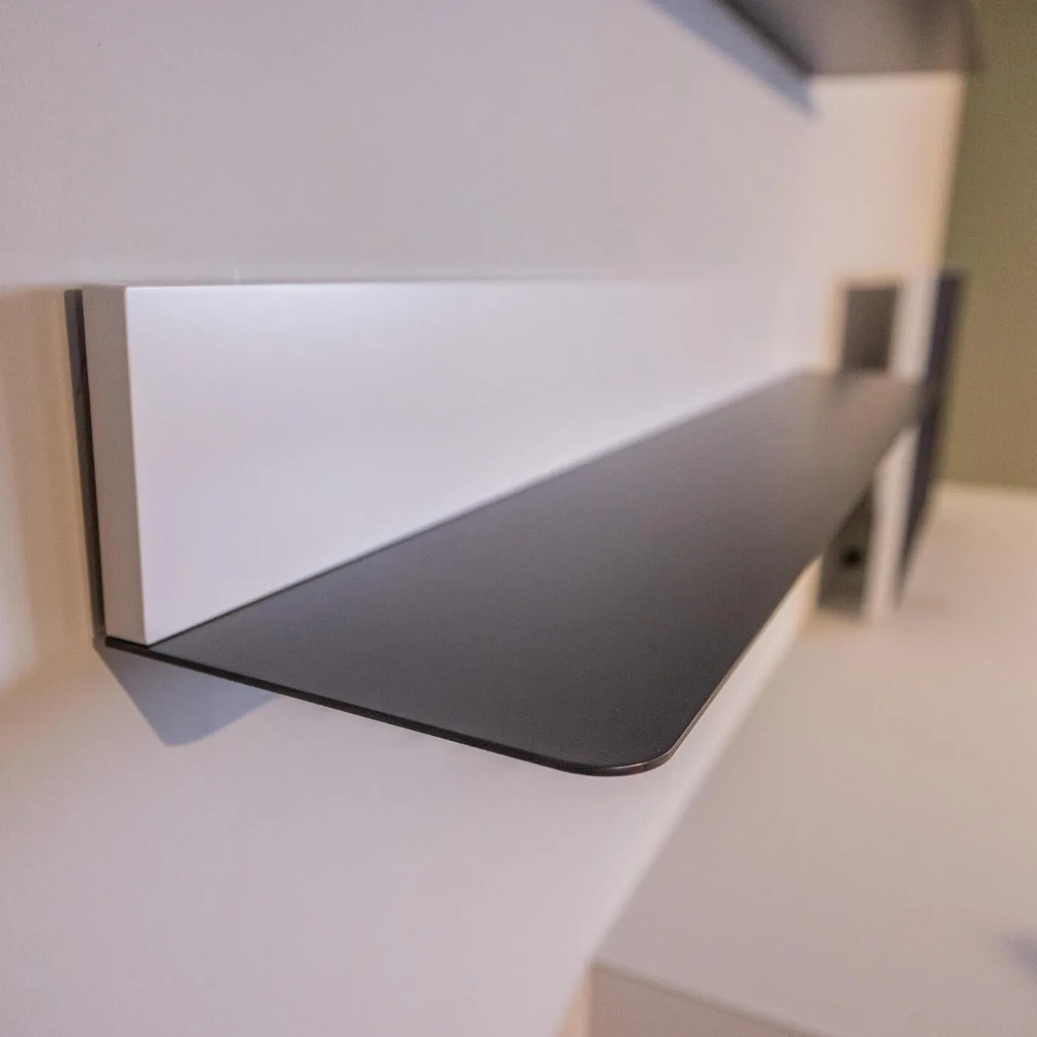 Lowboard mit Wandpaneelen WK 418 Zola Platte Glas Lackiert 407 Front Glattlack Steingrau Kufe Schwarz